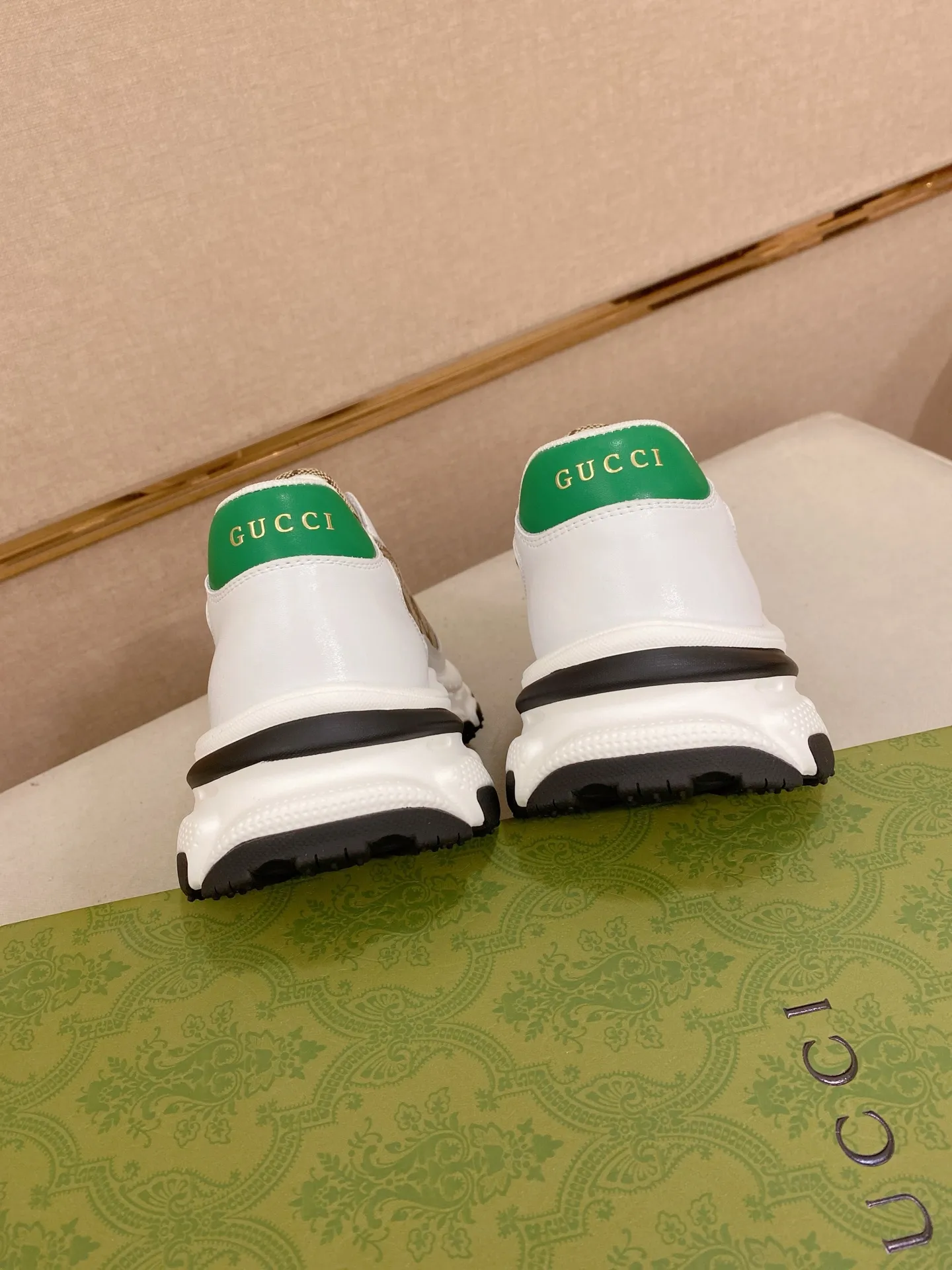 Men's men's shoes 442💰🇮🇹🇮🇹GUCCI🔍🔍new models are on sale at the same time at the counter. The uppers are made of top-grain cowhide imported from Italy. Fully imported genuine leather lining 💪💪, completely 1⃣️ to 1⃣️ replica 🇮🇹💪💪, ⚠ sole: original sole provided by the original factory, exclusive movable molded sole super comfortable, ⚠ original factory follow-up, 🔍🔍 high quality, you can go in and out of the counter at will, welcome to compare⚠. Code number: 38-44. Can be customized 45-46